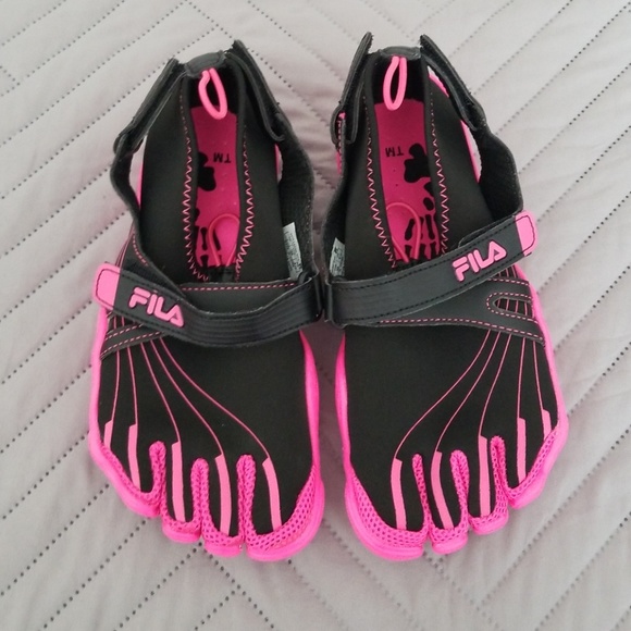 fila toe shoes womens